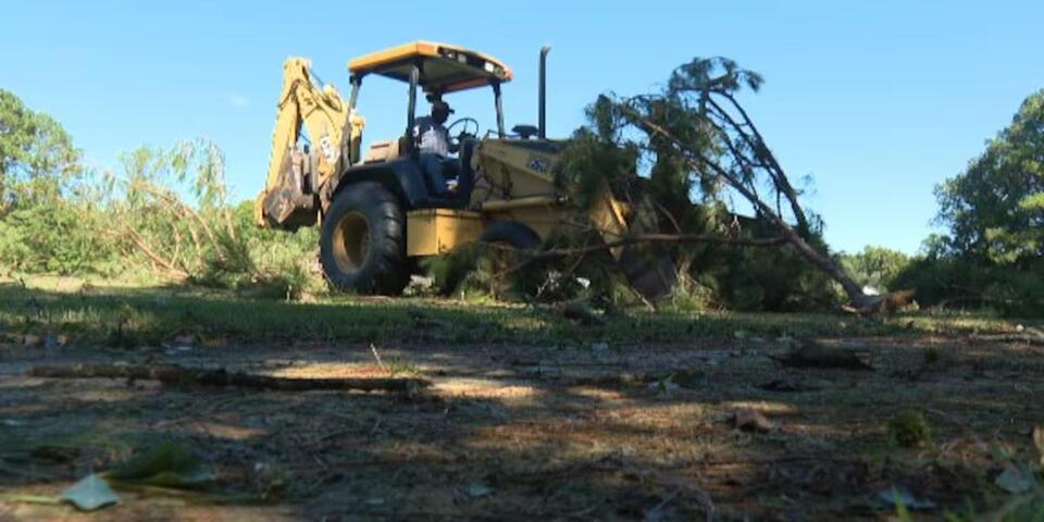 ‘Very shocked': Neighbors left to clean up after EF-0 tornado in Bladen County