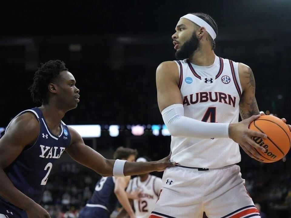 Auburn C Johni Broome returning for 202425 season