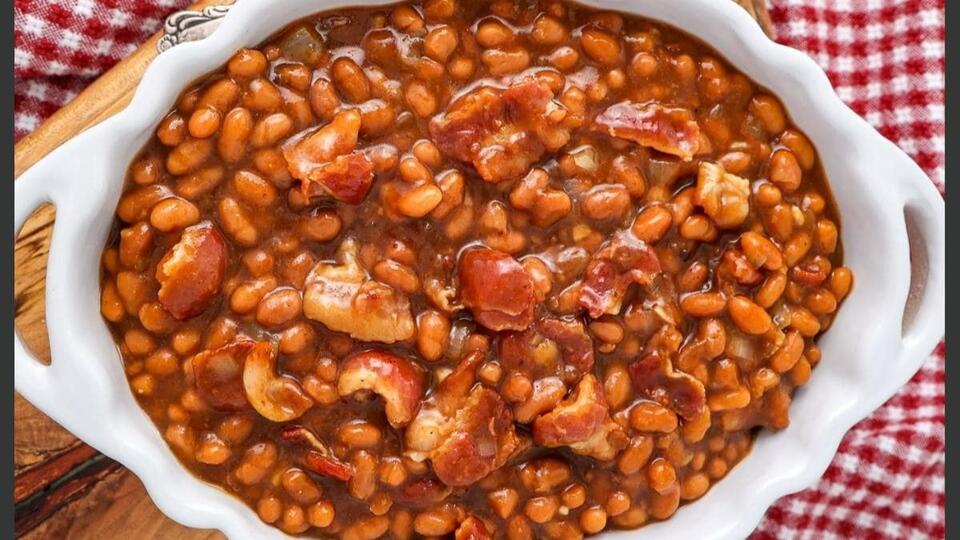 Looks like basic baked beans, but the sauce turns thick and smoky ...
