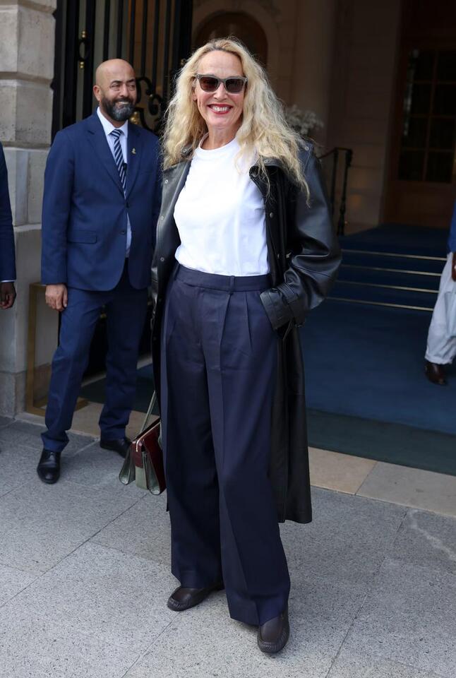 9 Photos Of Jerry Hall Throughout The Years – And The Style Lessons We ...