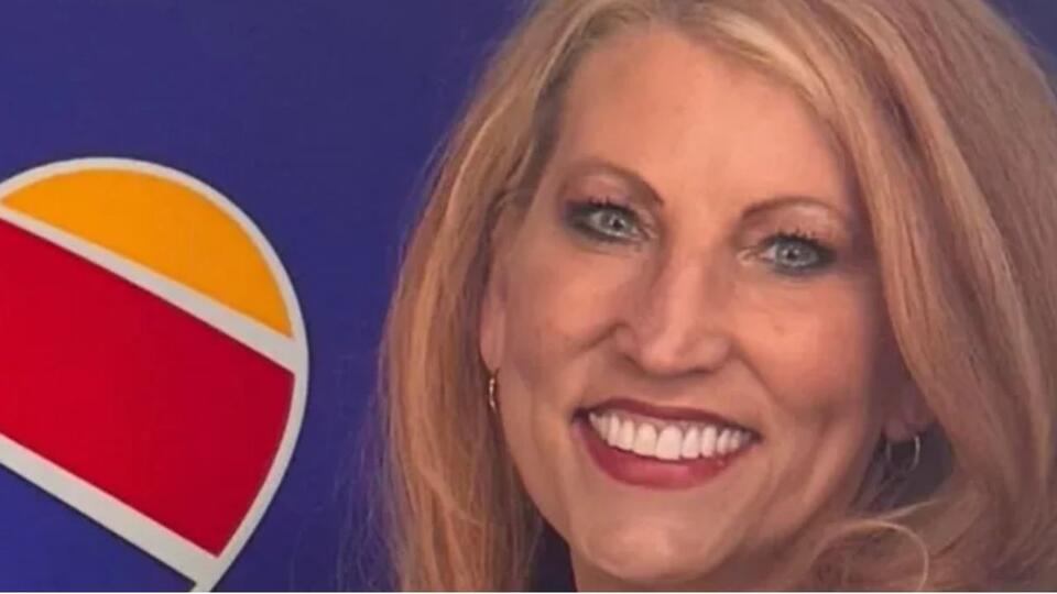 Jenny Lupton’s family says Southwest Airlines flight attendant was making plans for the next day in ‘last text’ before she died in fall from hotel balcony during layover in Hawaii