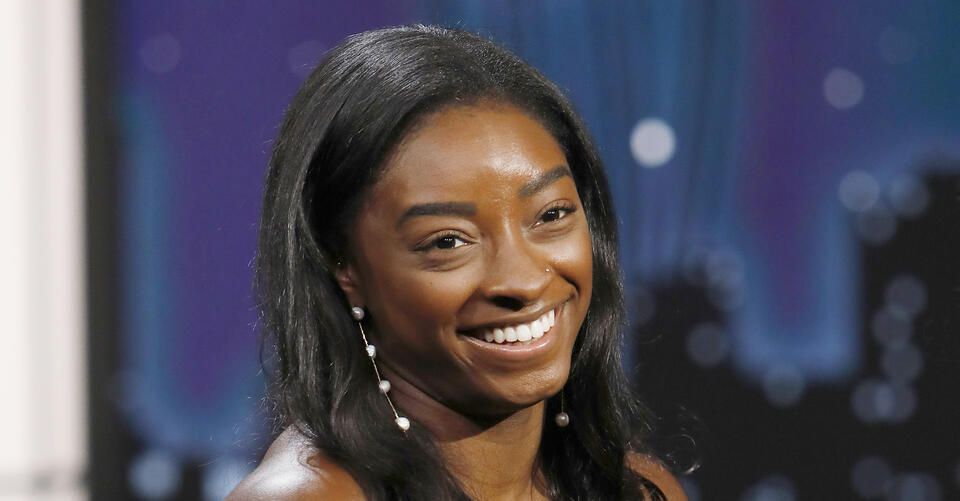 Simone Biles Shows Off Her White Sneakers on the Gold Over America Tour in Behind-the-Scenes Photos – NewsBreak