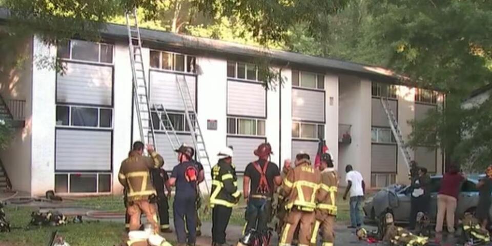 ‘Everybody screaming’: Families flee apartment fire in DeKalb County ...