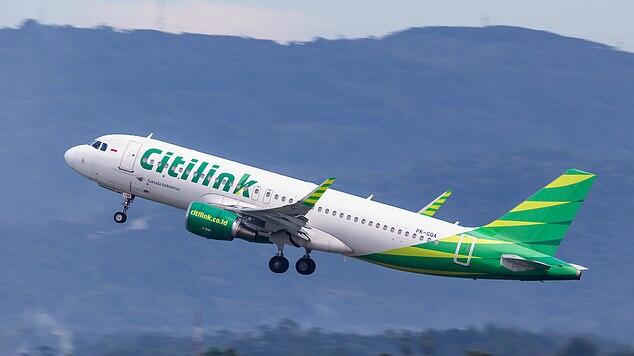 Man with COVID disguises himself as his wife to board flight, is arrested upon landing - News Break