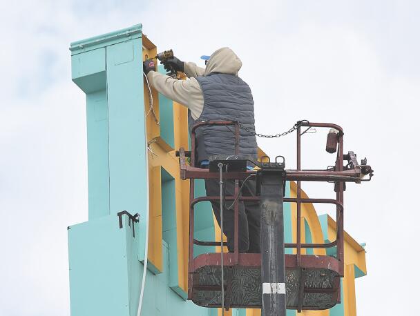 Coming soon: Hyart Theatre sign will soon light up the night once again ...