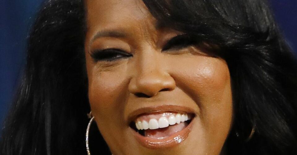 Regina King Sparkles in Glittery Green Dress & Gold Sandals at Jimmy Kimmel Live!” Show – NewsBreak