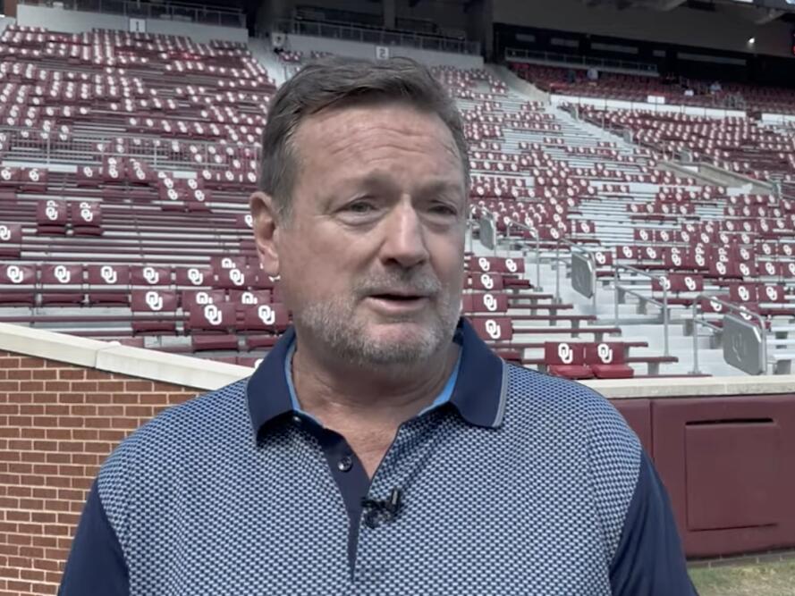 Former Oklahoma HC Bob Stoops predicts the winner of Tennessee Vols vs