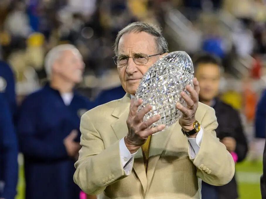 Former NFL Coach And College Football Legend Suddenly Passes Away