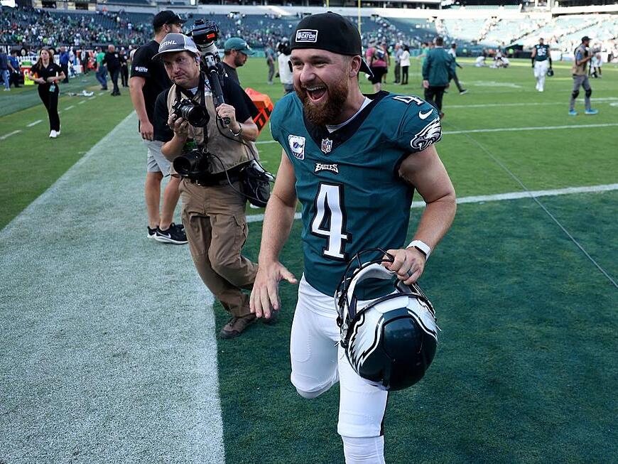 Eagles Elliott Clutch Kicking Earns 3rd Player of the Week Award