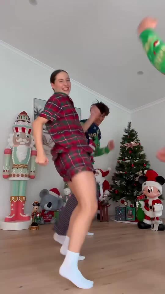 apt-dance-christmas-edition-ros-bruno-mars-dance-trend-viral-couple