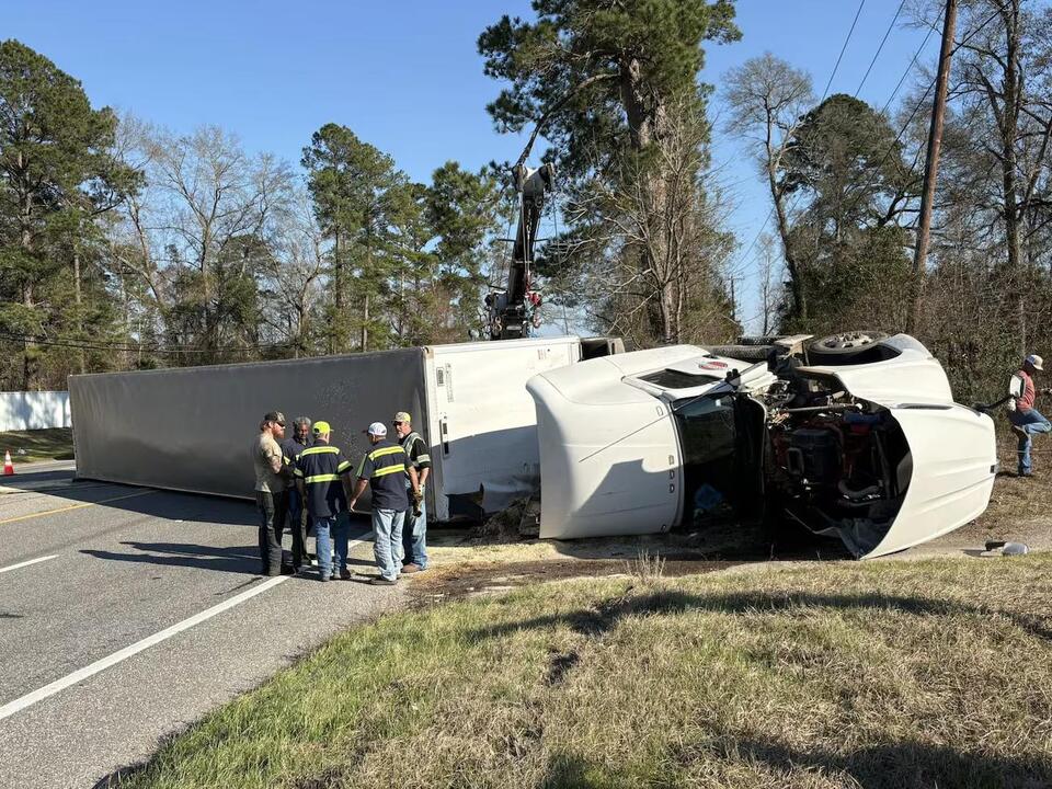 2 injured, traffic slowed after multi-vehicle crash involving 18 ...