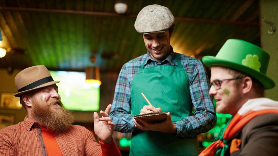 20 Things That Help Waiters Get More Tips - NewsBreak