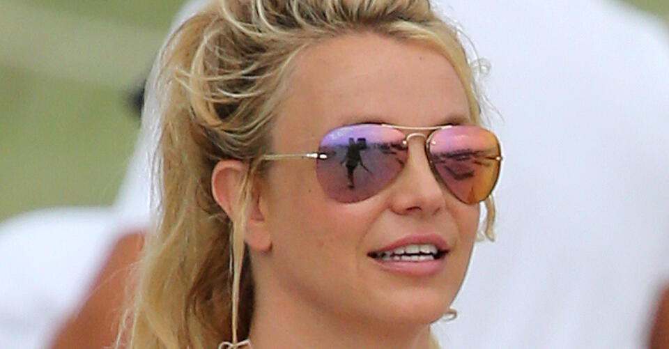 Britney Spears Is the Picture of Luxury in a Glittering Dress & Classic Pumps – NewsBreak