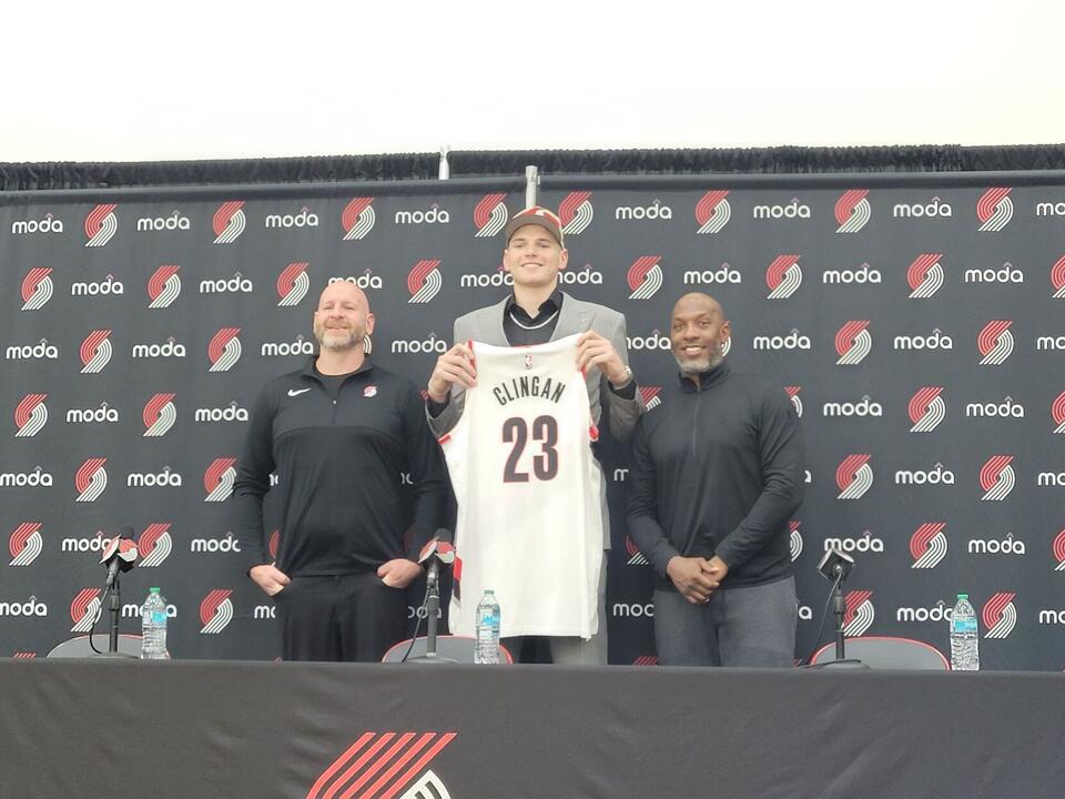 Donovan Clingan is ready to block some shots off the backboard for the