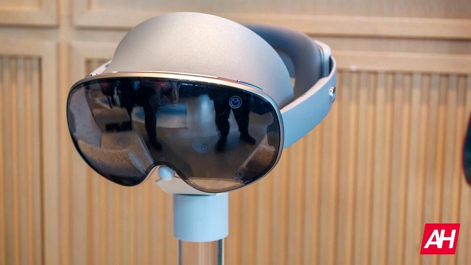 Samsung Galaxy XR Headset First Apps Spotted in Play Store - NewsBreak
