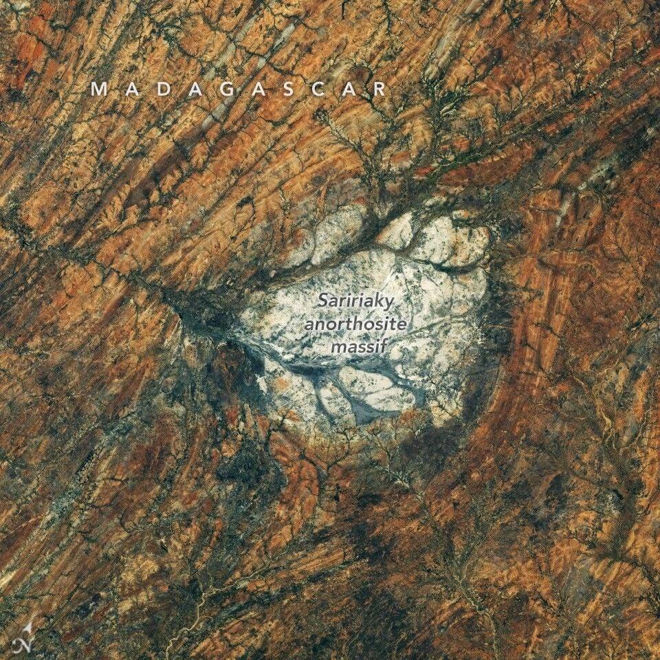 NASA Captures a Strange Formation on Earth With a Surprising Lunar ...