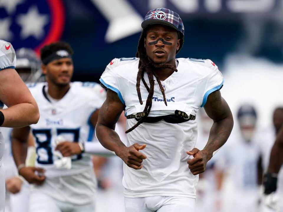 Two Titans players chasing NFL history against Dolphins on Monday Night