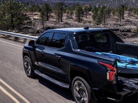 2024 Chevy Silverado EV Mid-Gate: Hands-On Video