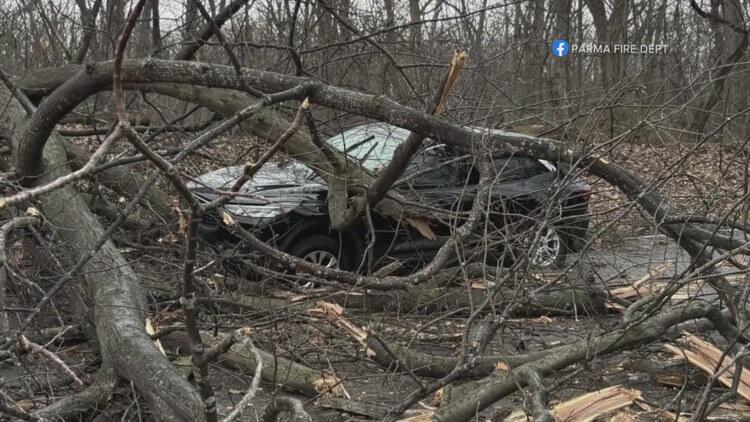 Thousands still without power after strong winds hit Northeast Ohio ...