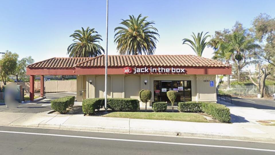 Teens pull up to Jack in the Box with assault rifles after threatening ...