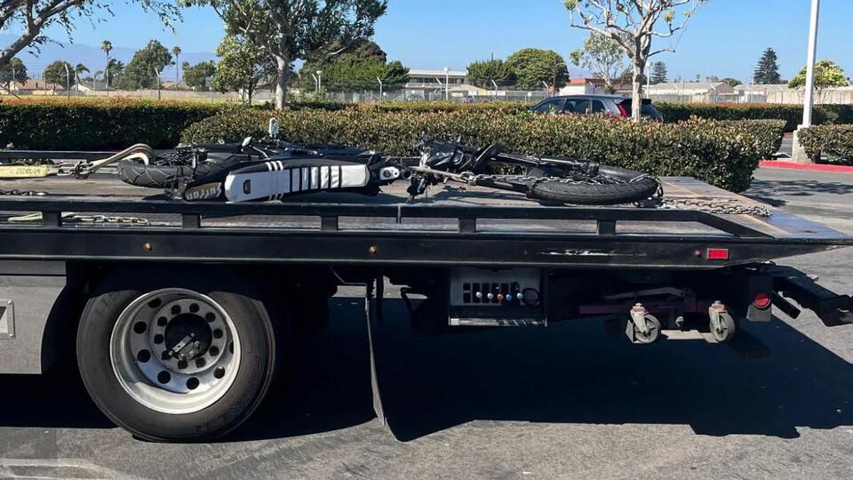 Illegal Electric Motorcycle Wheelie Ends in Parking Lot Crash, Rider ...