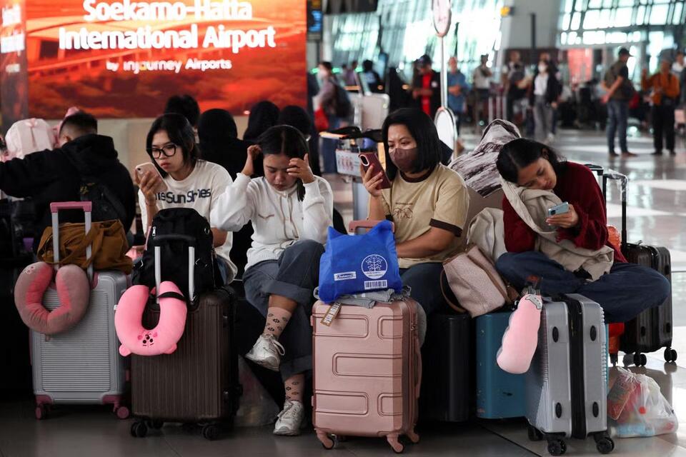Huge volcano eruption disrupts flights for 270,000 passengers across ...