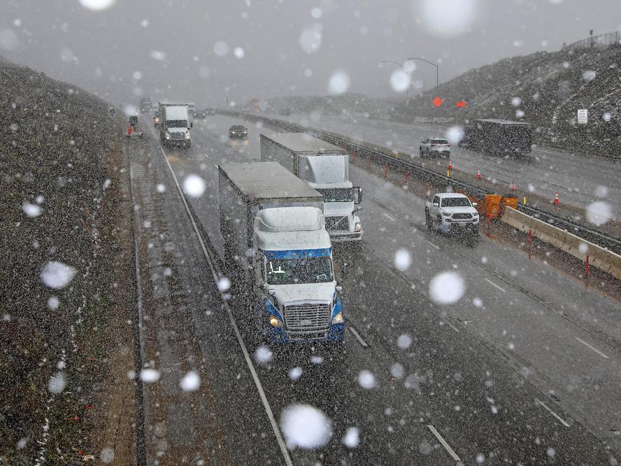 California winter storm closes massive I5 freeway at Grapevine