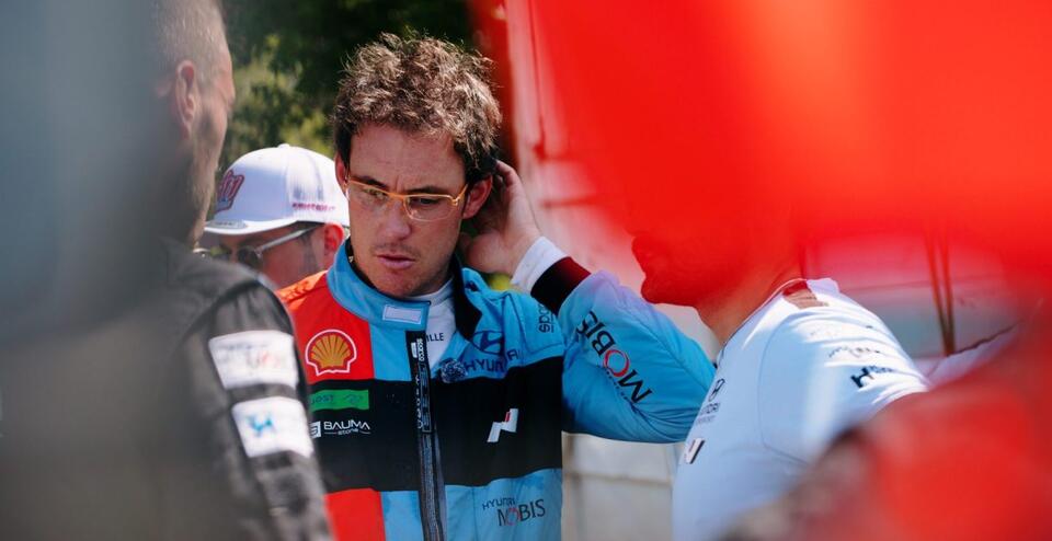 Neuville retires, Ogier hits further trouble in Paraguay