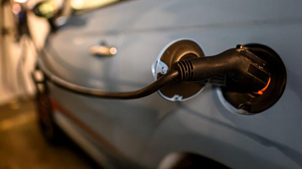 Seattle City Light to add 200 curbside EV chargers by 2030 - NewsBreak