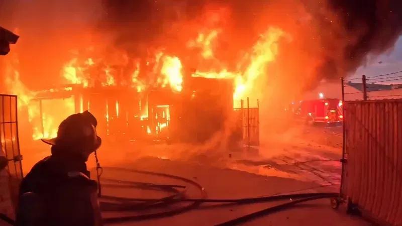 Fresno firefighters battle towing company warehouse fire, 20-plus ...