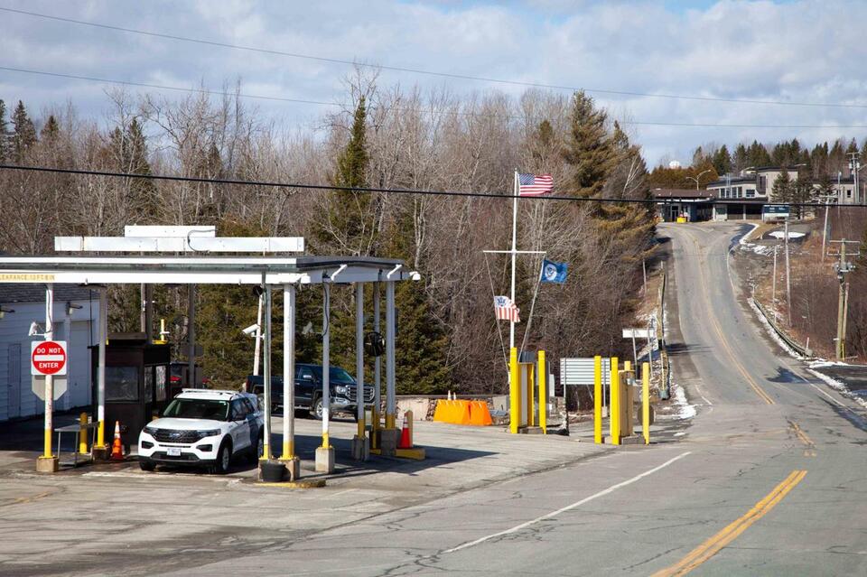 Feds to cut hours at 4 Vermont border crossings - NewsBreak
