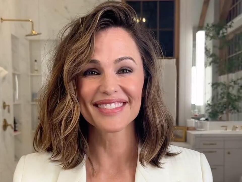 Jennifer Garner Is Thriving in Iconic 13 Going on 30 Halloween Costume