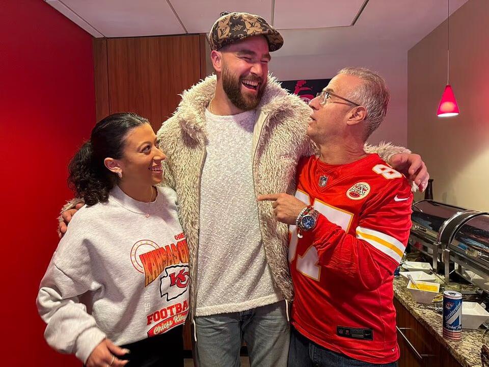 Kelce's old high school coach reveals Taylor Swift's request for him - NewsBreak