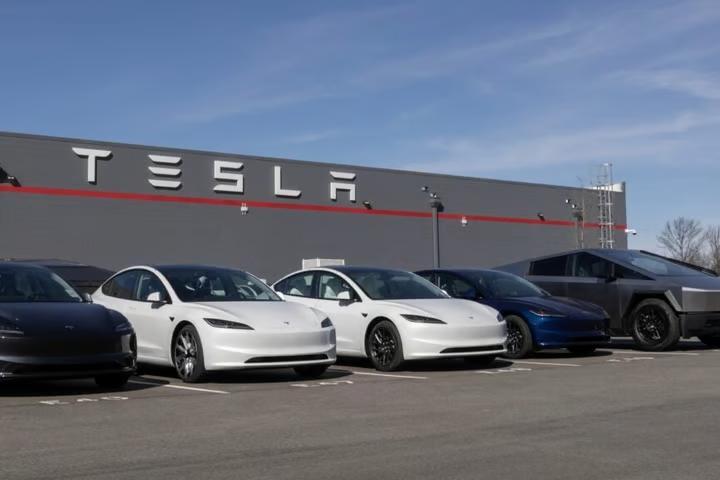 Joe Rogan Says He Loves His Tesla but Laments Brake Dust—TSLA Investor ...