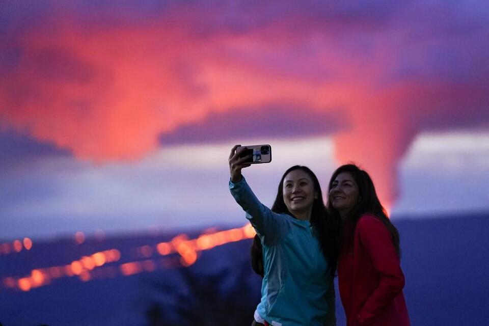 Viewers flock to eruption of world's largest volcano - NewsBreak