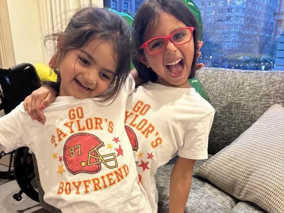 Hoda Kotb's daughters sport ‘Go Taylor's boyfriend’ shirts to watch the