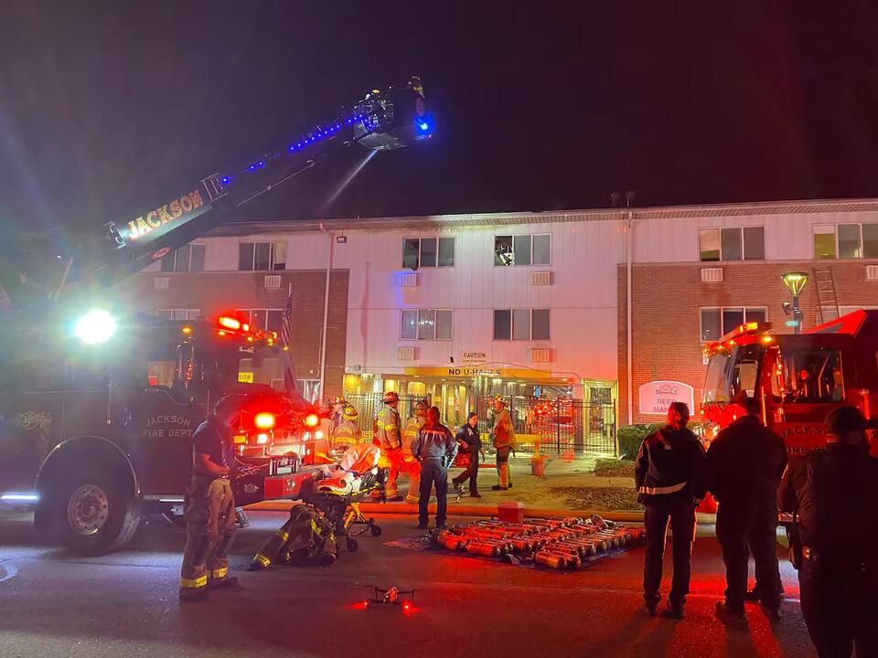1 dead, more than a dozen people rescued from Jackson apartment fire ...
