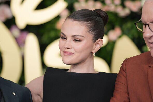 selena gomez vape Selena Gomez is under fire after fans spotted her vaping in a wedding video  filmed by Taylor Swift. Fans are concerned due to Selena's health history,  including lupus and a kidney transplant. # main image 1
