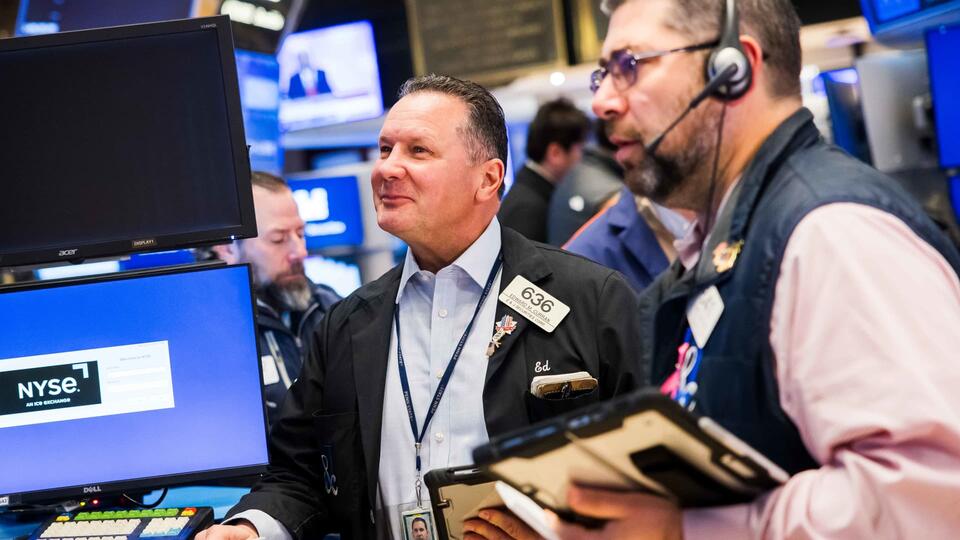 S&P 500 posts back-to-back gains as Treasury yields retreat