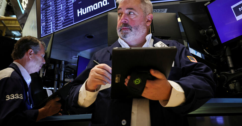 Wall St drops as growth stocks slide, Target weighs on retail shares - Vimarsana News
