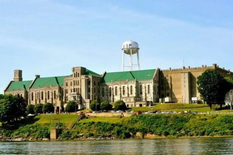 2 Kentucky prison officers fired for assaulting inmate - NewsBreak
