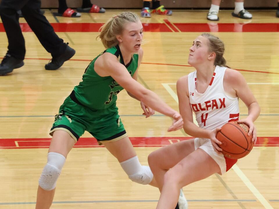 Regis smothers Colfax in seasonopening showdown