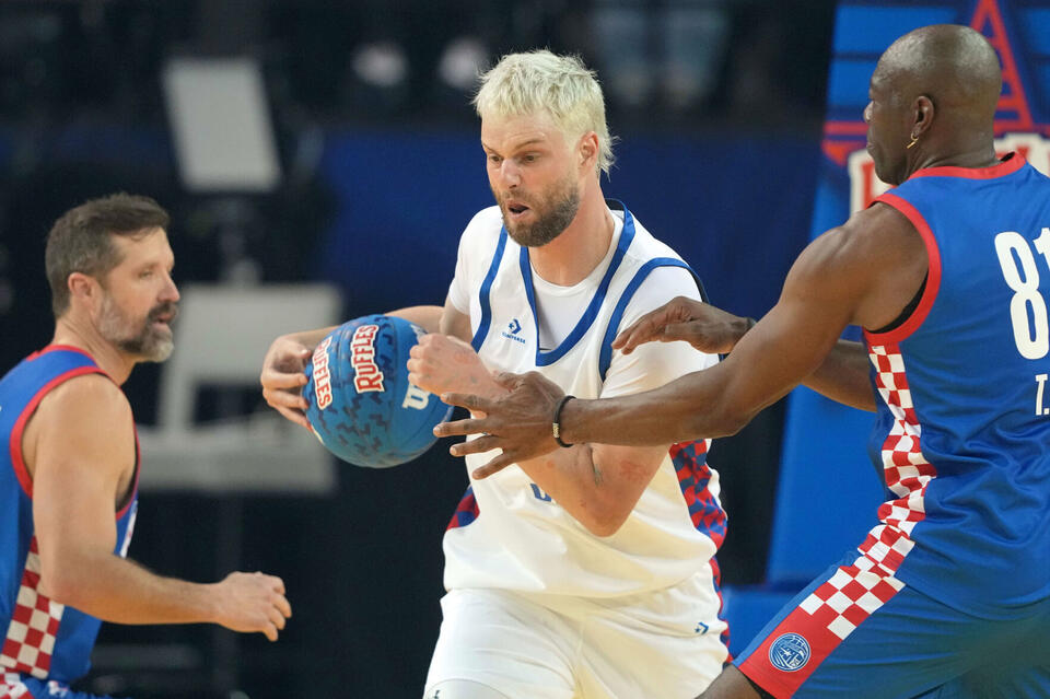 NBA: All Star-Celebrity Game-Team Bonds at Team Rice - NewsBreak