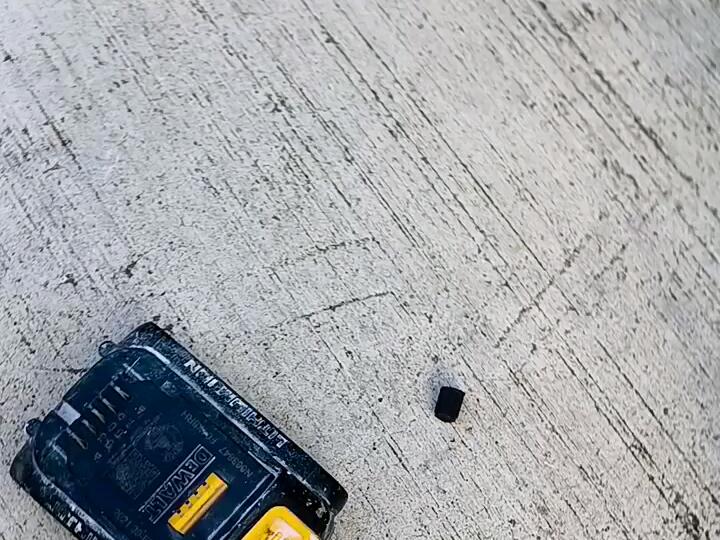 if the lighter plug port breaks you can do this with a Dewalt batterie