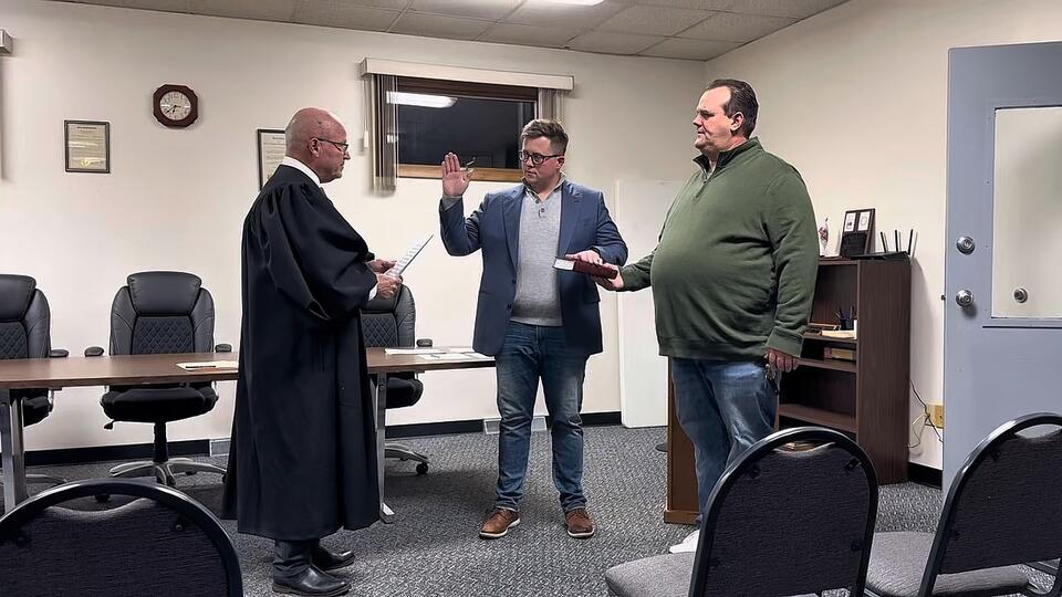 Warren Twp. swears in new trustee after longtime official's retirement ...