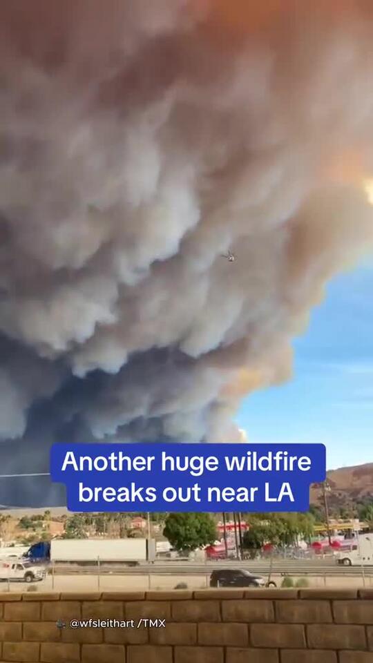 A wildfire north of Los Angeles has exploded to more than 10,000 acres ...