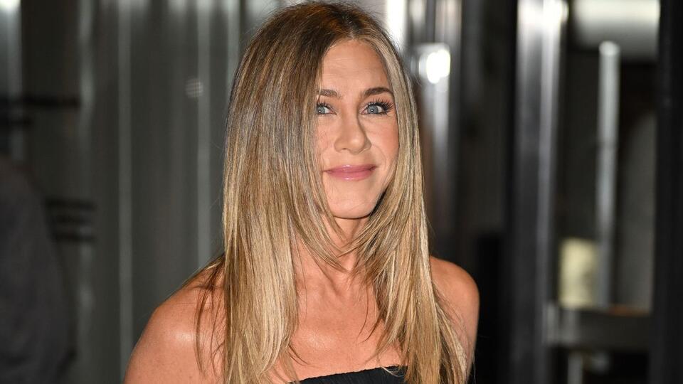 Jennifer Aniston’s Chic Minimalist Christmas Tree Features an ...