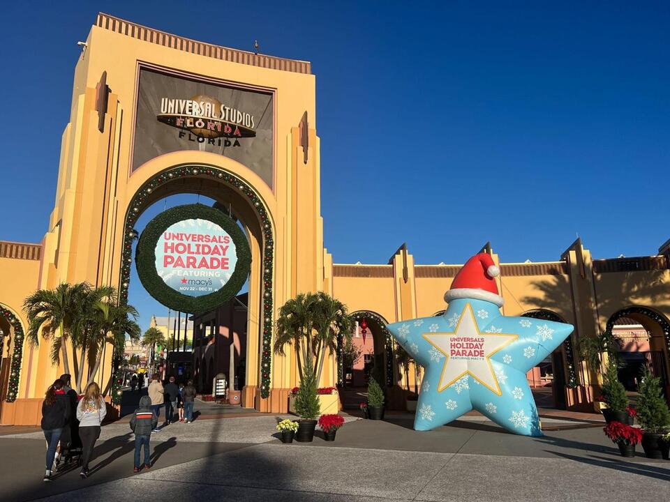 Universal’s Holiday Parade Medallion & Festive Decor Arrive at