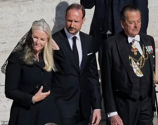Crown Princess Mette-Marit of Norway looks dignified at Pope Francis ...