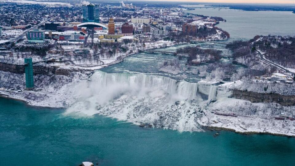 Frozen Niagara Falls becomes surreal ice spectacle for stunned tourists ...